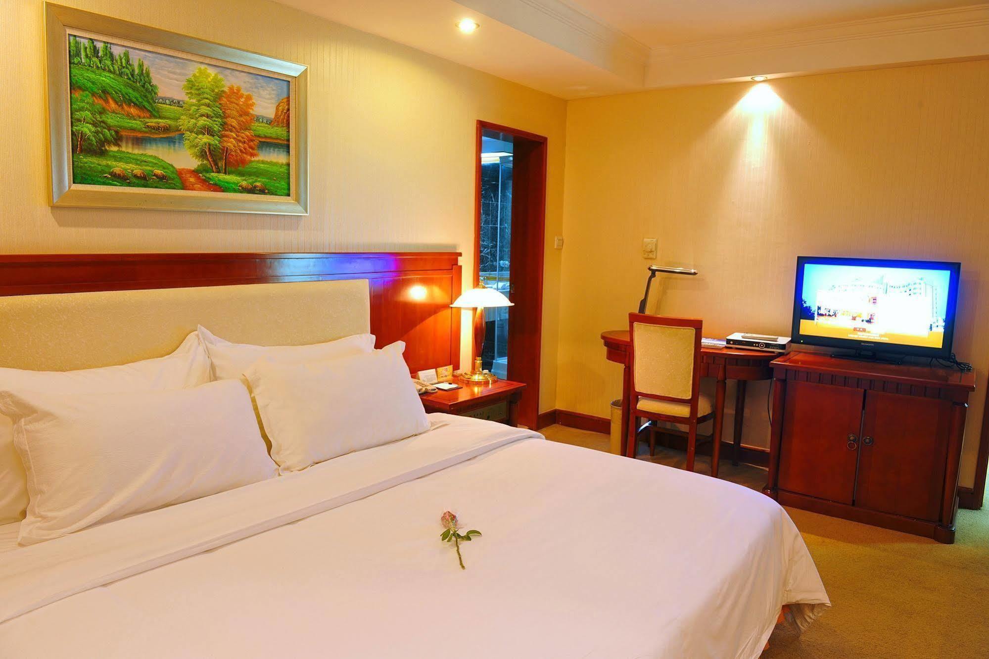 Hotel Crown Wuhan Zewnętrze zdjęcie