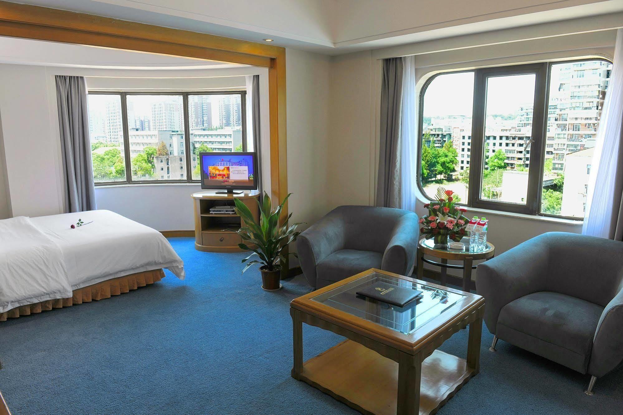 Hotel Crown Wuhan Zewnętrze zdjęcie