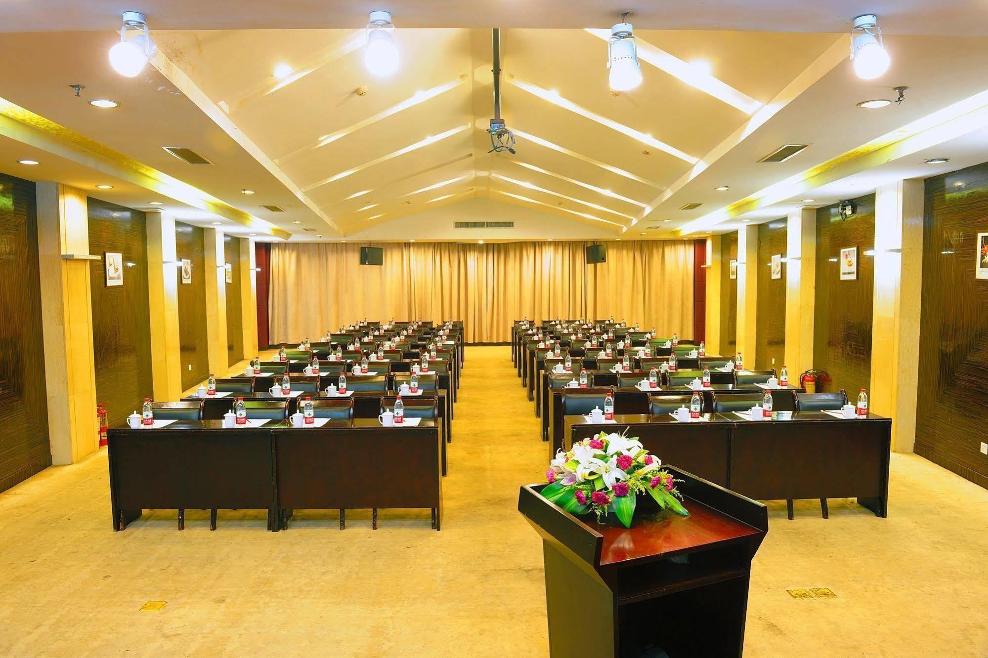 Hotel Crown Wuhan Zewnętrze zdjęcie